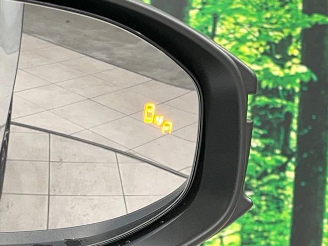 【ブラインドスポットモニター】走行中、ドアミラーの死角になりやすい箇所に後続車が接近するとサイドミラーのレンズに警告を表示！ドライバーに注意喚起をしてくれます。