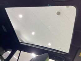 【パノラマルーフ】大型のガラスルーフ搭載で車内の解放感が一気にアップ！開放的なドライブをお楽しみいただけます。