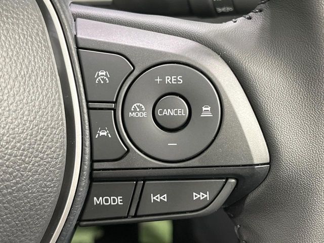 【レーダークルーズコントロール】高速道路での長距離走行が楽に！！自動で速度を保つクルーズコントロールが、衝突軽減システムと連携し、前方の車両を感知して車間を保つように速度調節してくれます！！