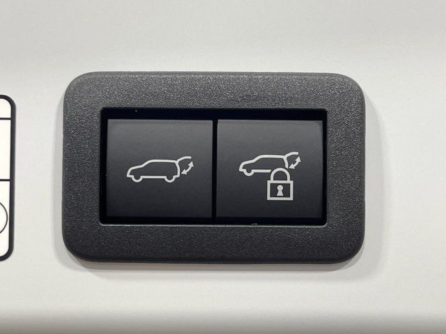 【パワーバックドア】スマートキーや運転席のボタンを押すだけでリアゲートが自動で開閉します！荷物を持っている時や、高い位置にあるバックドアを閉める際に便利な機能です♪