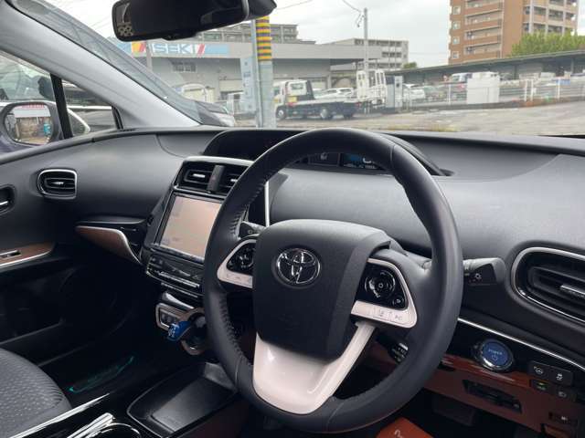使いやすいレイアウトのダッシュボード周辺です。オートエアコンや小物入れなど嬉しい装備が満載です