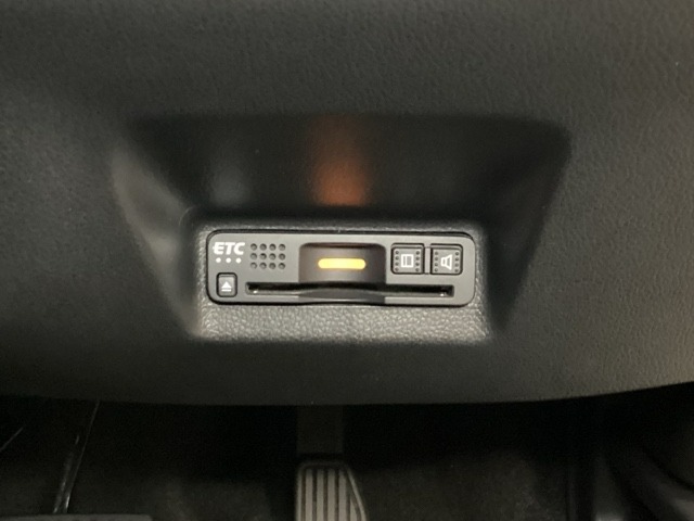 ETCもついています。高速道路の料金所の通過も楽々です。　カードの取り出しもしやすい場所についています。