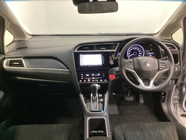 車内は光触媒抗菌消臭施工済です。インパネ周りはスタイリッシュなデザインです。グローブボックスやカップホルダーのほかにトレーなどたくさんの収納スペースが付いています。