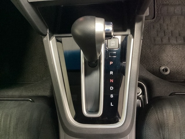 CVT車のセレクトレバーです。低速から高速まで、変速ショックのないスムーズな走りを実現するとともに、エンジン効率のよい領域を維持することで燃費にも貢献します。