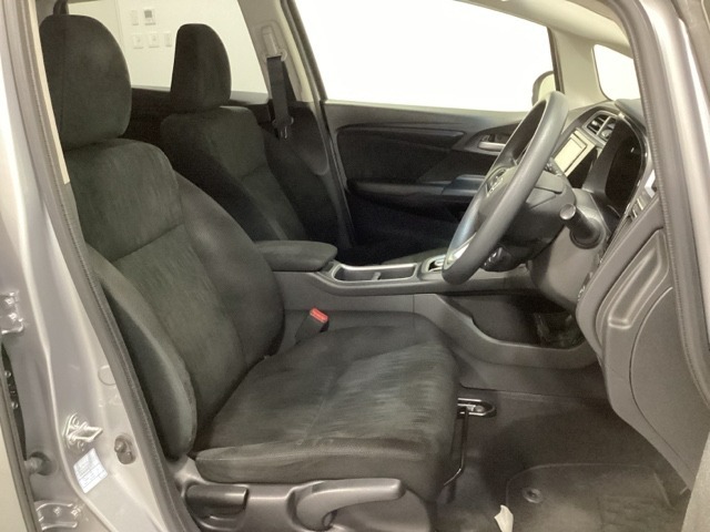 広い足元にゆったり座れるシートには肘掛けも装備しており長距離の運転でも疲れにくくなってます。女性でも運転がしやすいように、シートの高さ調整機能（シートリフター）がついています。