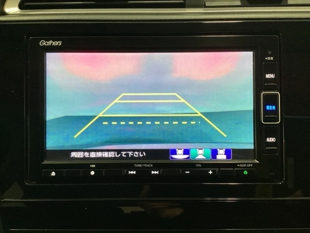 バックでの車庫入れも安心です！　リアカメラが付いているバックモニター付のナビを装備しております。操作線もついており距離感も画面から確認できます。