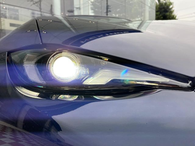 【LEDヘッドライト】悪天候や夜間走行時も良好な視界を確保し安心して運転できる高輝度LEDヘッドライトを装備！点灯速度が早く、消費電力も抑えられています。