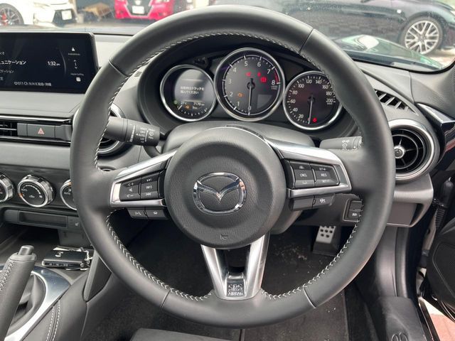 【純正革巻きステアリング】上質な革を使用することで、手にしっかり馴染みとても運転しやすいハンドルです♪