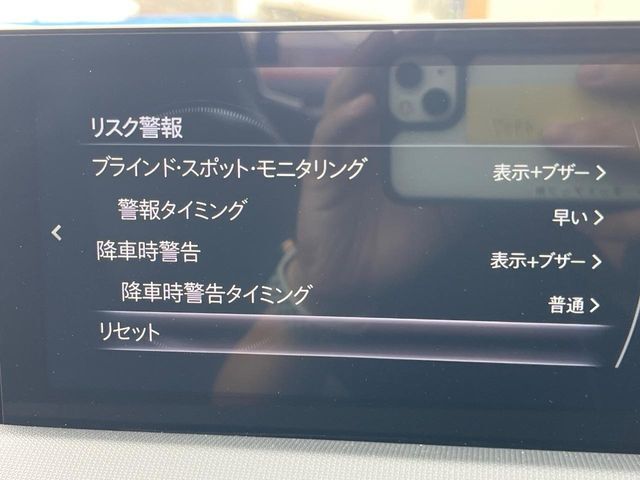 【ブラインドスポットモニタリング】走行中、ドアミラーの死角になりやすい箇所に後続車が接近するとサイドミラー付近に警告を表示、ドライバーに注意喚起をしてくれます。