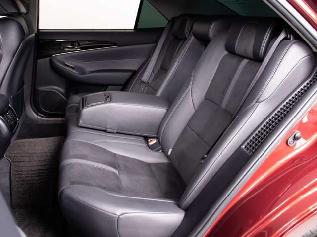 特別仕様車ならではの専用ハーフレザーシート付！！当社では、本革シートのカラー変更や張替えも出来ます！ワイン・茶・赤・青・黄色・コンビ色など何でもOKです！