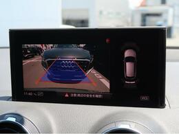 【リヤビューカメラ】車両後方の映像を映し出し、舵角に基づいて計算された経路を画面に示して駐車操作をサポートします。