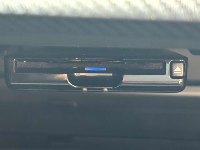 【ETC】有料道路を利用する際に料金所で停止することなく通過できる、ETC車載器（ノンストップ自動料金収受システム機器）が装備されています。セットアップを行うことで利用可能になります。