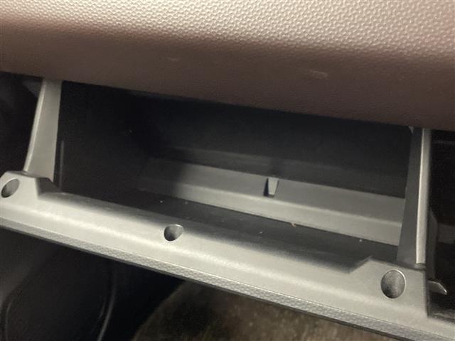 【グローブボックス】『グローブボックス』の画像になります。車検証ケースや日頃使う小物類の収納に便利ですね！