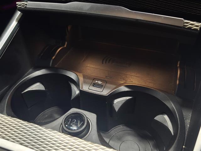 マットブラックにホワイトのLIBERALAのロゴの建物と看板が目印です。