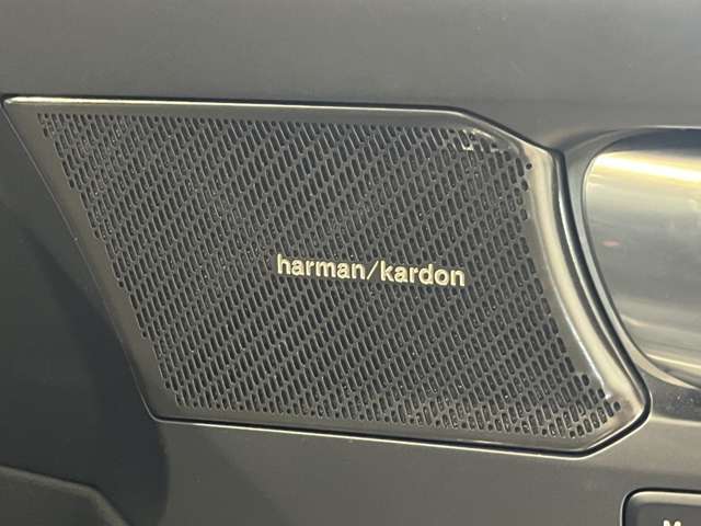 【harman/kardon】世界のオーディオファン垂涎のプレミアムサウンドシステムを搭載。原音に近い音場空間を忠実に再現。乗る人すべてに最良の音響体験を提供します