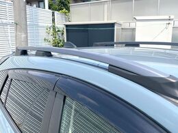 【ルーフレール】外観の魅力を引き立てるとともに、ウィンタースポーツや釣り、ロードバイク等で使う各種ギアを積むキャリア取り付けベースに！アクティブなカーライフを楽しむには必須の装備ですね！