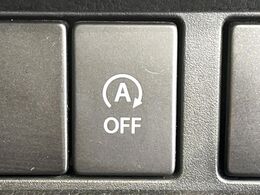 【アイドリングストップ】赤信号や渋滞で停車した際にエンジンを停止し、無駄な燃料の消費を抑えます。燃費向上や環境保護につなげる機能♪エンジンはブレーキを離せば再始動します。