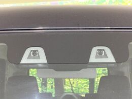 【スマートブレーキサポート】走行中に前方の車両等を認識し、衝突しそうな時は警報とブレーキで衝突回避と被害軽減をアシスト。より安全にドライブをお楽しみいただけます。