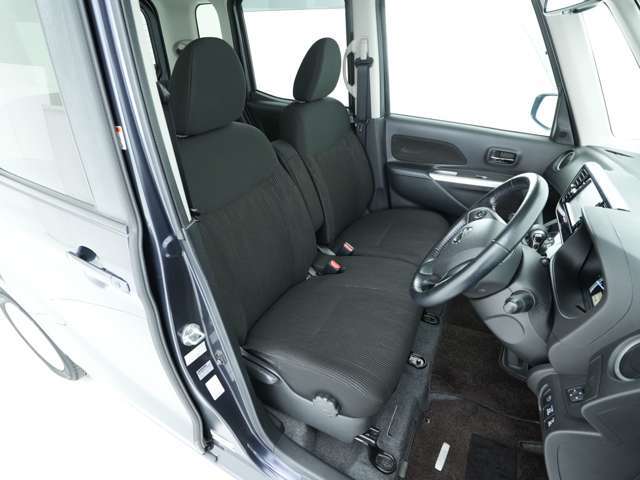 運転席です！ベンチシートタイプのため座席を広く活用することが可能♪長時間の運転でも疲れにくいドライブが出来ます☆