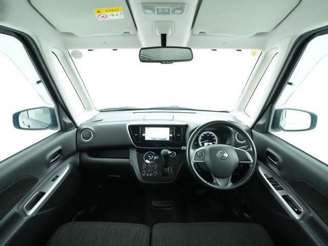 インパネ廻りと運転席です！シンプルにスッキリとまとまったインパネ廻りは運転操作に迷いにくくなっております！