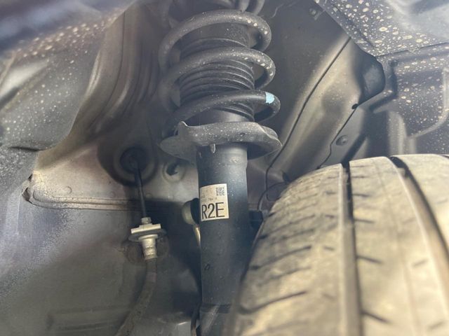 お車を安心してお乗りいただく為には、足回りの定期点検が欠かせません。サービスサポート（有償保証）では無料点検もご提供しており、安心のカーライフをお過ごしいただけるサポート体制が整っています。