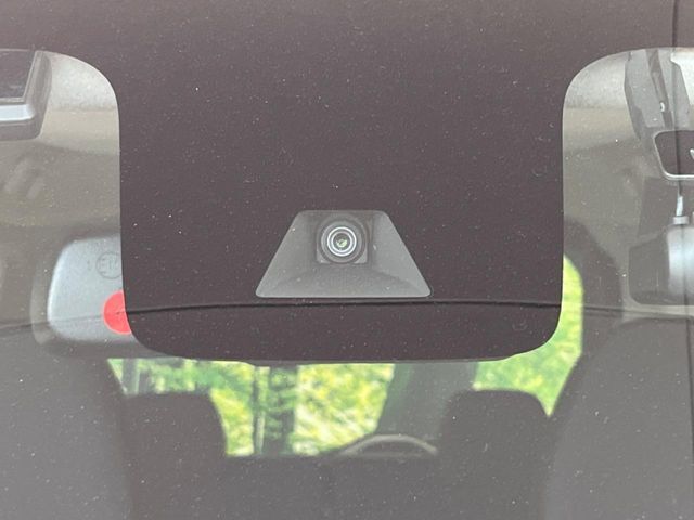 【エマージェンシーブレーキ】走行中に前方の車両等を認識し、衝突しそうな時は警報とブレーキで衝突回避と被害軽減をアシスト。より安全にドライブをお楽しみいただけます。