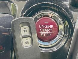 【Hondaスマートキー】カバンやポケットに入れたままでもドアの施錠・解錠が可能なスマートキーを装備。エンジンのオン・オフ時もカギを取り出す必要が無いからとっても便利です♪