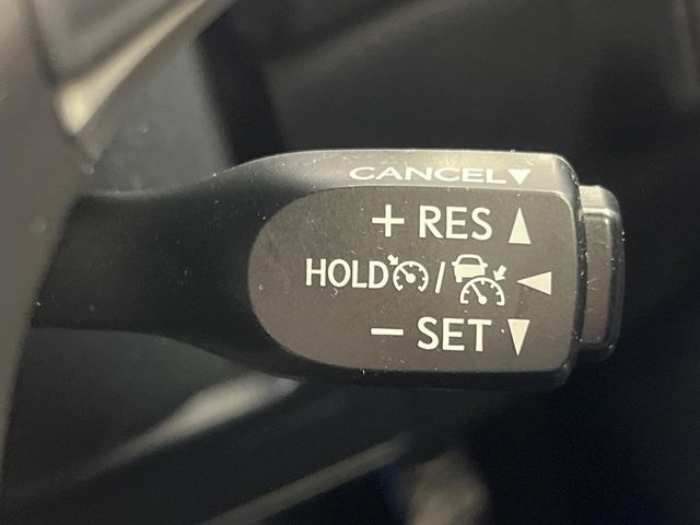 【レーダークルーズコントロール】高速道路での長距離走行が楽に！！自動で速度を保つクルーズコントロールが、衝突軽減システムと連携し、前方の車両を感知して車間を保つように速度調節してくれます！！