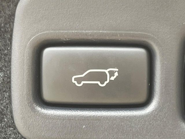 【パワーバックドア】スマートキーや運転席のボタンを押すだけでリアゲートが自動で開閉します！荷物を持っている時や、高い位置にあるバックドアを閉める際に便利な機能です♪