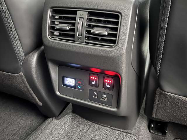 後席もシートヒーター付きです。