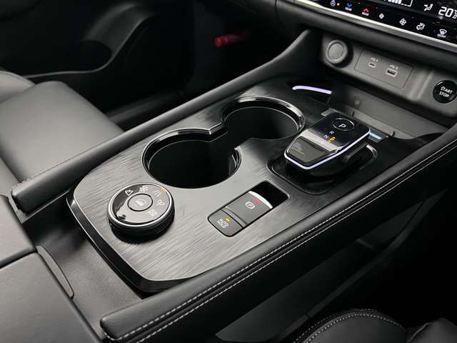 長距離運転や、渋滞時に、ブレーキを放しても停車できる、オートブレーキホールド機能付きです。