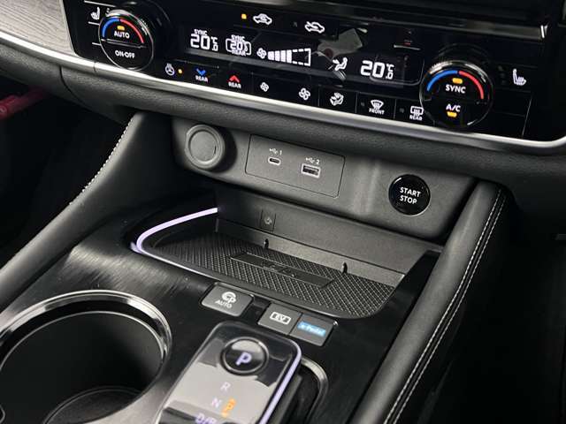 コード不要のワイヤレス充電付きです。