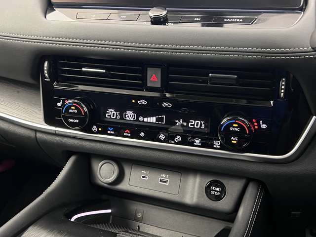 寒い日に重宝するステアリングヒータ付きで、手先から温めます。