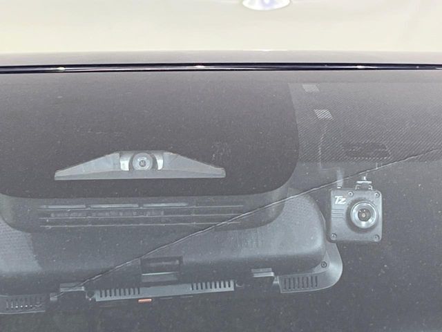 【トヨタセーフティセンス】走行中に前方の車両等を認識し、衝突しそうな時は警報とブレーキで衝突回避と被害軽減をアシスト。より安全にドライブをお楽しみいただけます。