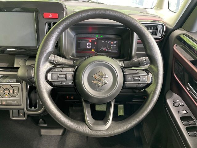 インテリアに合わせたデザインのステアリングは、運転される方のことも考え、運転しやすい形状、大きさです。是非一度、実際に触ってお確かめください。