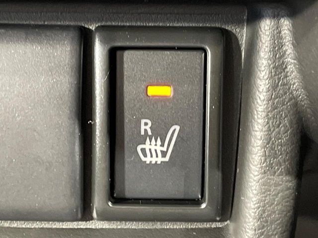 【シートヒーター】寒い日に重宝するシートヒーター！エアコンより早く温まってくれるので寒がりの人も安心ですね♪エアコンの温風は乾燥するから苦手、という方にもをおすすめです。