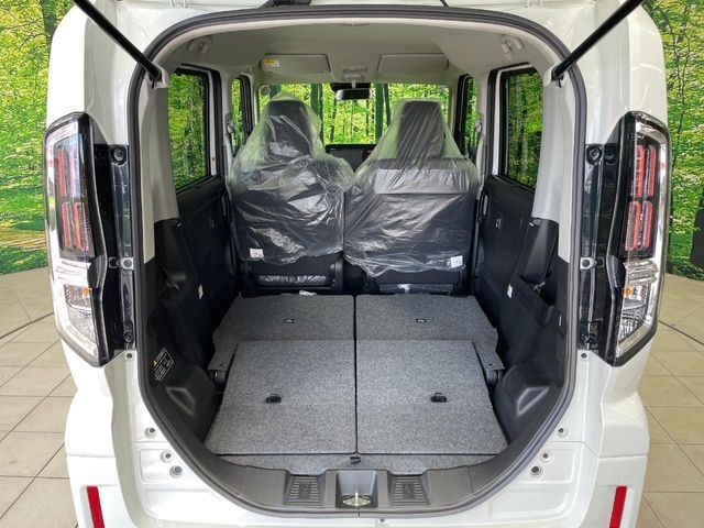後席を格納すると、これだけの広さが！シーンに合わせたシートアレンジで、大きな荷物も積むことが出来ます♪