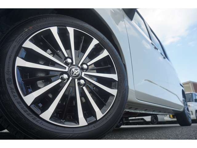 純正アルミ！タイヤの溝もまだあります！当社マッハ車検工場ならタイヤ交換もお安く致します！
