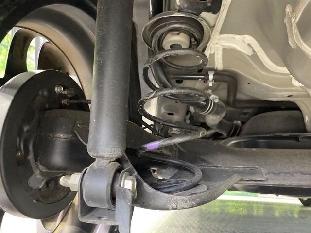 お車を安心してお乗りいただく為には、足回りの定期点検が欠かせません。サービスサポート（有償保証）では無料点検もご提供しており、安心のカーライフをお過ごしいただけるサポート体制が整っています。