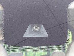 【エマージェンシーブレーキ】走行中に前方の車両等を認識し、衝突しそうな時は警報とブレーキで衝突回避と被害軽減をアシスト。より安全にドライブをお楽しみいただけます。