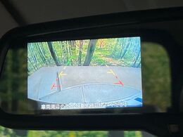 【バックカメラ】駐車時に後方がリアルタイム映像で確認できます。大型商業施設や立体駐車場での駐車時や、夜間のバック時に大活躍！運転スキルに関わらず、今や必須となった装備のひとつです！