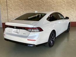 上品な深みと輝きを感じさせるホワイト