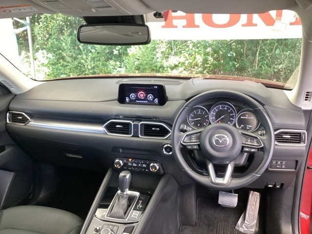 ご覧のように、視界が広く運転しやすいように設計されています。また、デュアルフルオートエアコンで快適です。