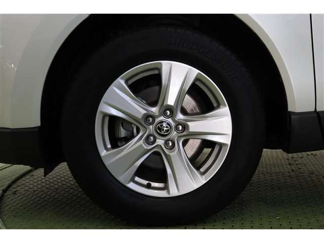 シルバー塗装でシンプルなデザインの純正アルミホイールを装着しています。