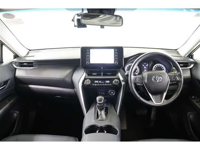 上級SUVに求められる質感の高さ、高級感漂うステアリング廻りです。レザー使いとシルバー加飾で上質なお洒落感が漂っています。デザイン性だけでなく使い勝手の良さもドライバーを納得させてくれます。