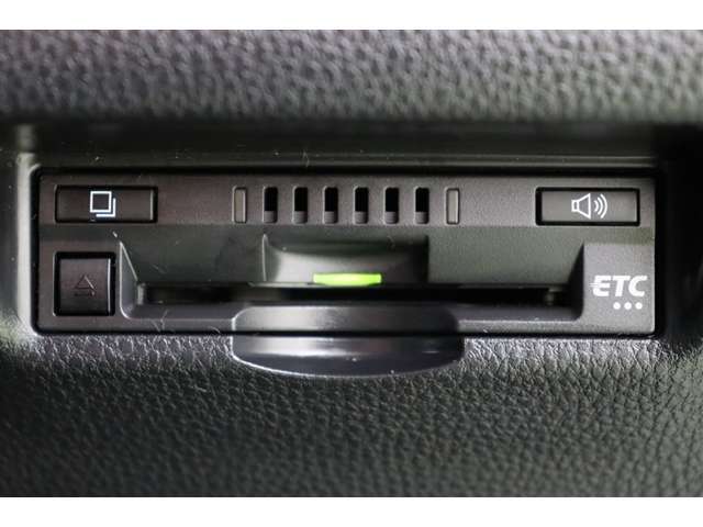 ボイスタイプのETC搭載。高速道路出入口もスマートに通過！　今やマストアイテムですね。納車前には使用できるようにセットアップをさせていただきます。ETCカードの取扱もしておりますのでご相談ください。