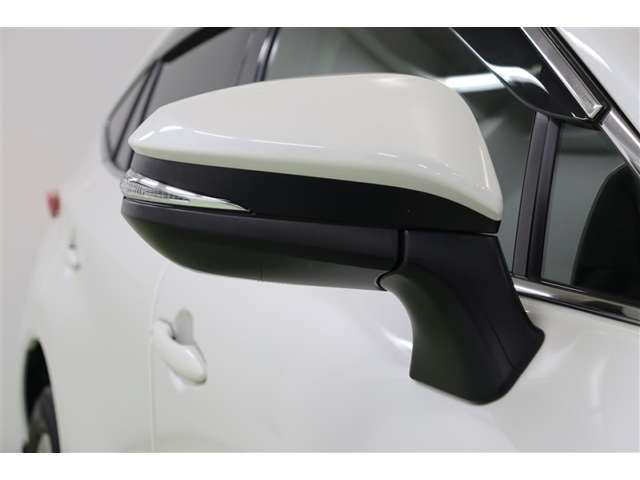 バイカラーでスマートなウインカーミラーです。ウインカーミラーはお洒落なだけでなく、対向車や歩行者からの視認性が良く安全性が向上し、事故防止にもつながります。