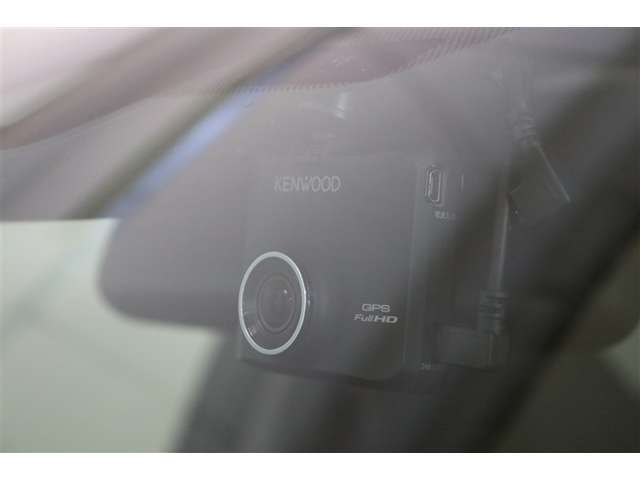 2カメラタイプドラレコ（フロント+リヤ）搭載。万が一の場合、責任の所在を明確にできるのはもちろん、観光などお出かけ先の景色を残しておけます。後方からの煽り運転に遭遇した場合でも記録が残ります。