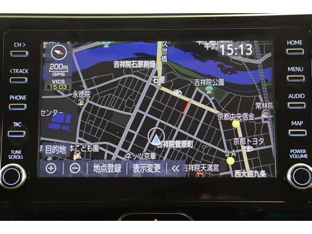 スマホやiPhoneと連携し、対応アプリを表示させて使うディスプレイオーディオ。使い慣れた従来のトヨタ車載ナビが利用できるTCナビキットを装着しています。高画質なフルセグTV対応です。