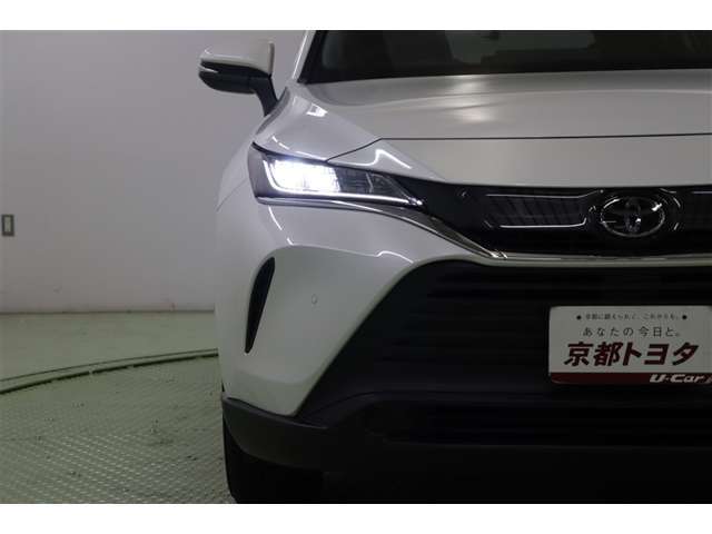 アッパーグリルと一体化したデザイン性の高いヘッドライトは環境に優しく経済的なLED。前方の明るさを感知し、自動でハイ・ローが切替わるオートハイビーム機能付。面倒なヘッドライトの切替えが不要になります。